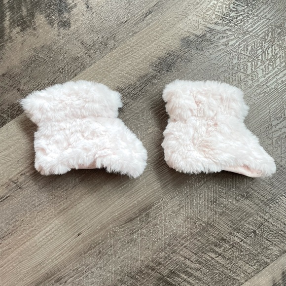 👶🏼NWOT Pink Furry Bear Hat & Booties Set - Picture 4 of 7